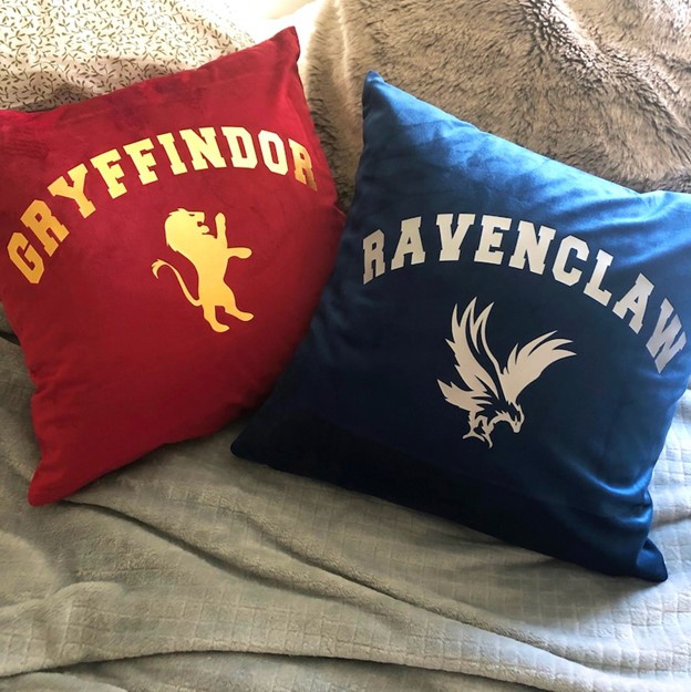 Pillowcases with the symbol of the Gryffindor and Ravenclaw houses